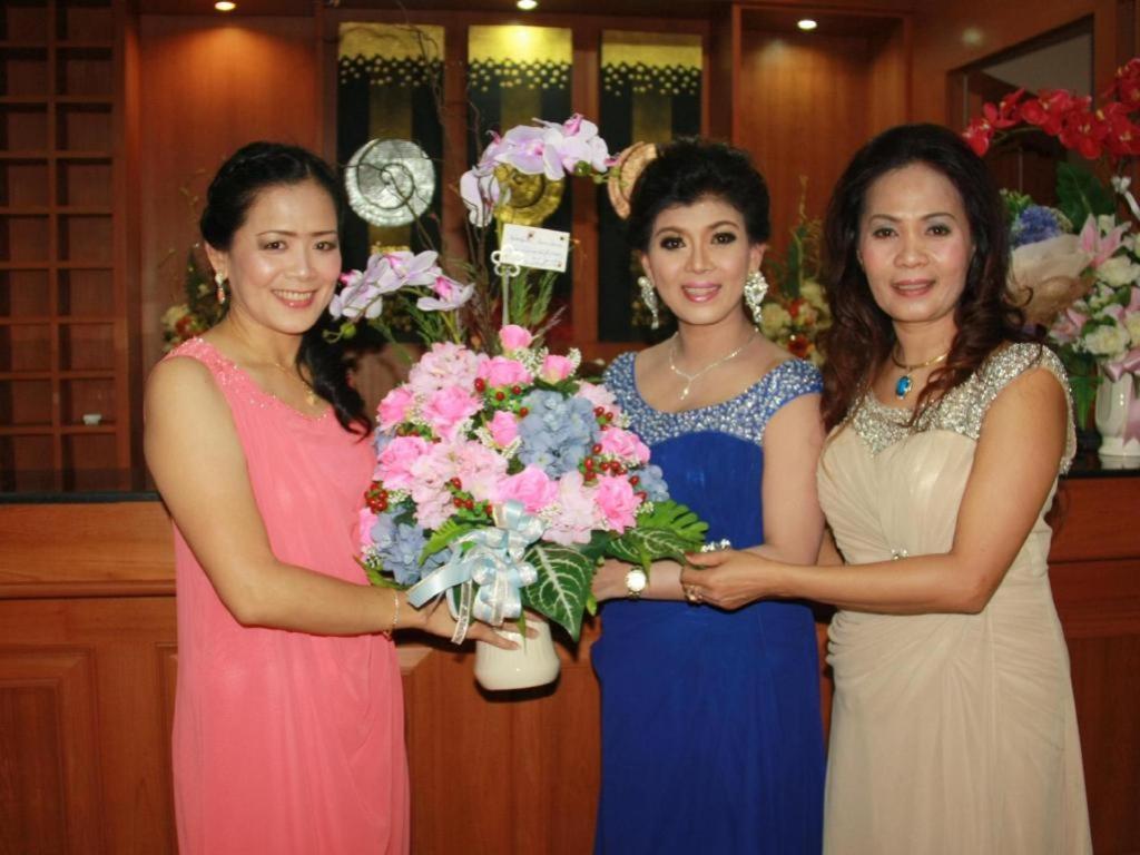 Le Parc Wangnang Hotel Phitsanulok Exteriör bild