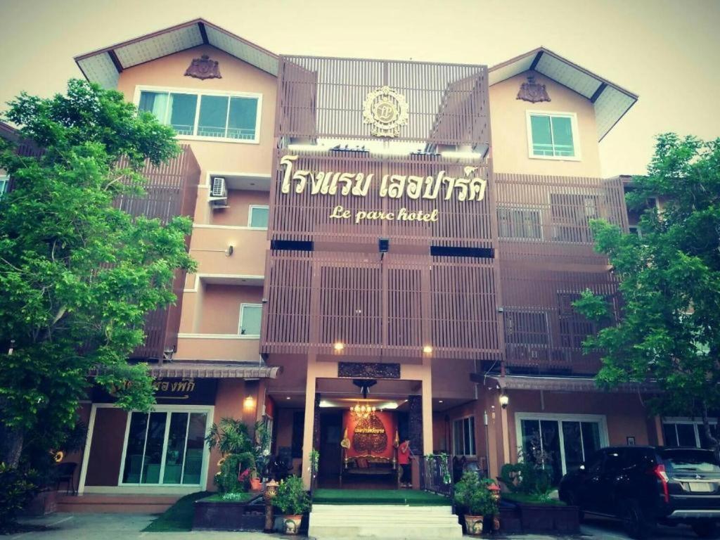 Le Parc Wangnang Hotel Phitsanulok Exteriör bild