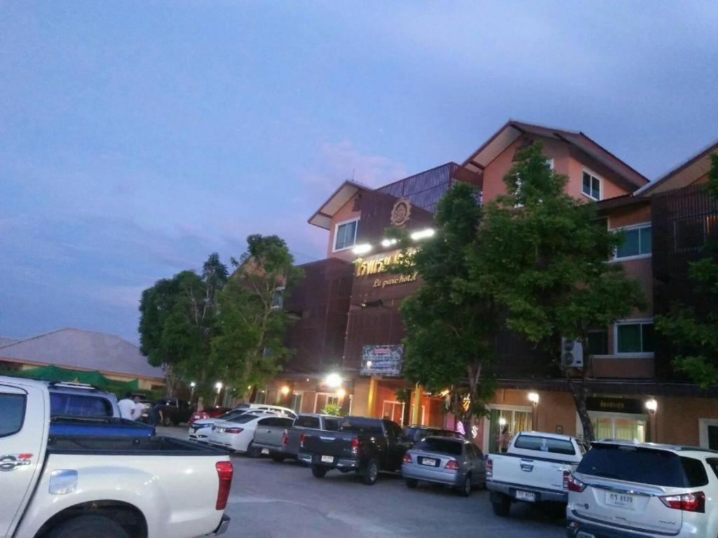 Le Parc Wangnang Hotel Phitsanulok Exteriör bild
