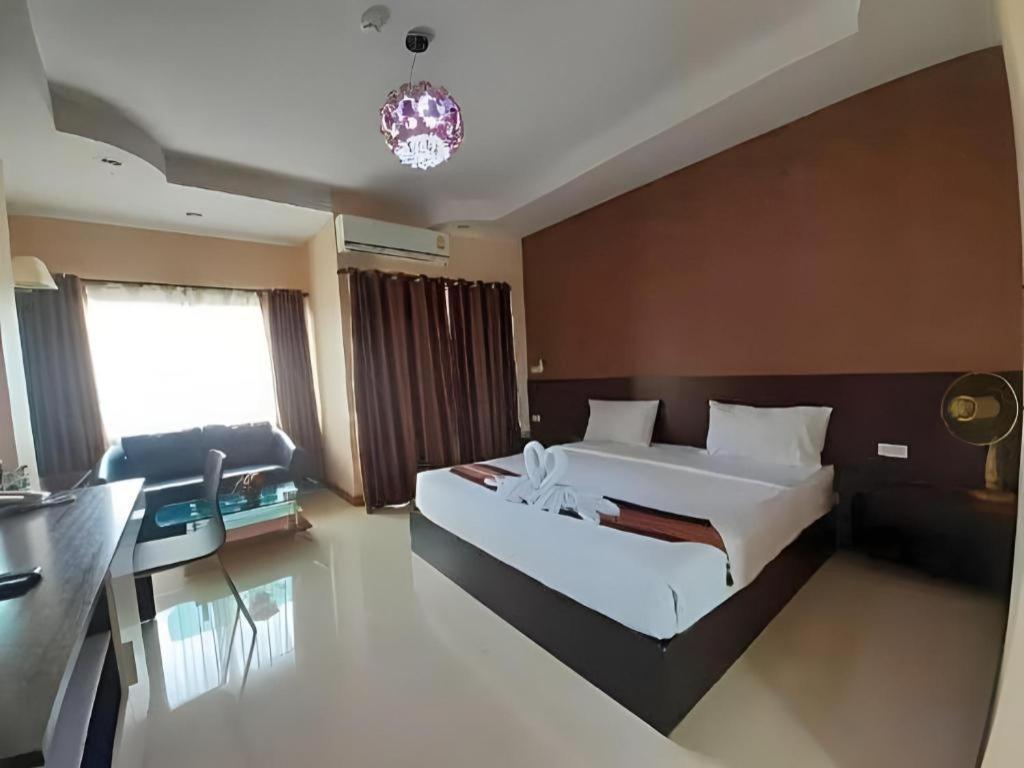 Le Parc Wangnang Hotel Phitsanulok Exteriör bild