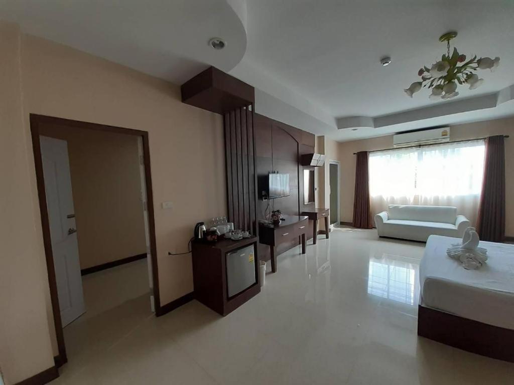 Le Parc Wangnang Hotel Phitsanulok Exteriör bild