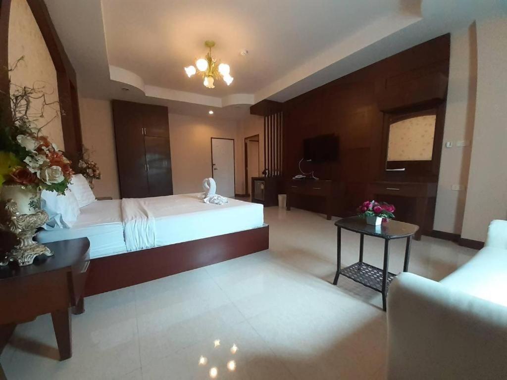 Le Parc Wangnang Hotel Phitsanulok Exteriör bild