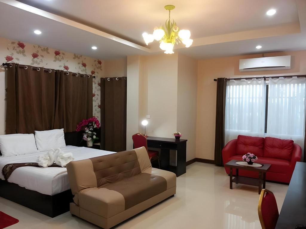 Le Parc Wangnang Hotel Phitsanulok Exteriör bild