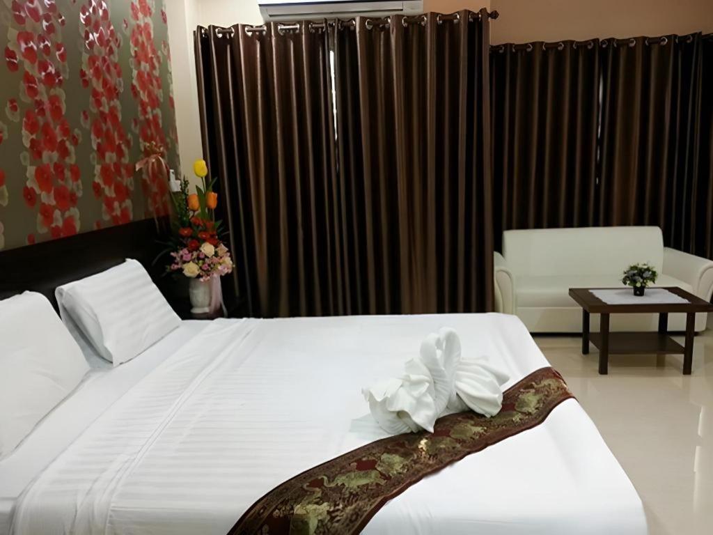 Le Parc Wangnang Hotel Phitsanulok Exteriör bild