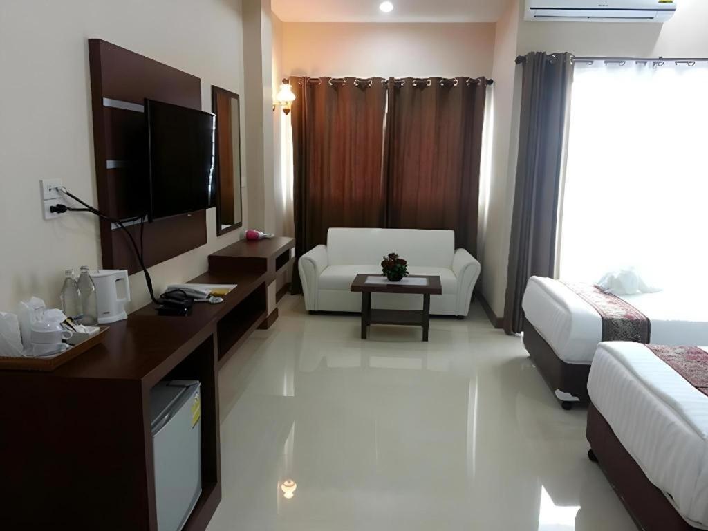 Le Parc Wangnang Hotel Phitsanulok Exteriör bild