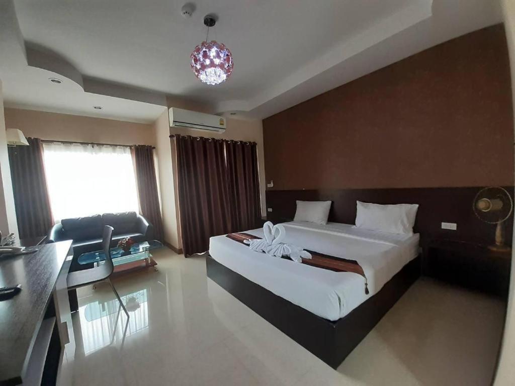 Le Parc Wangnang Hotel Phitsanulok Exteriör bild
